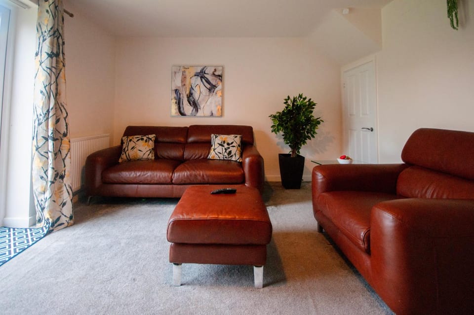 Spacious Luxurious Serviced Accommodation 2 House in Coventry