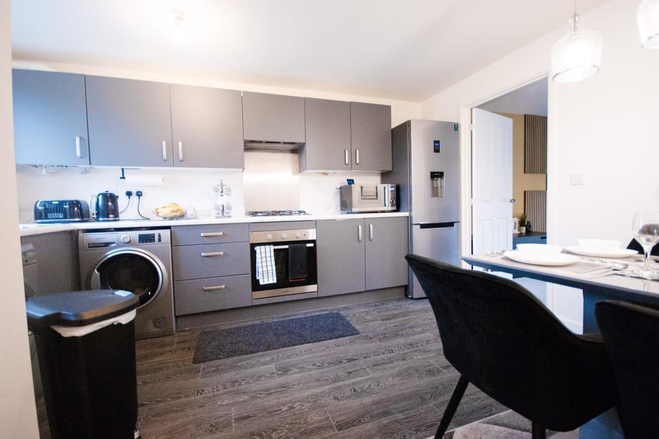 Spacious Luxurious Serviced Accommodation 2 House in Coventry