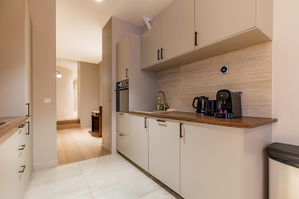 Coffee/tea facilities, oven, stove, toaster, kitchen