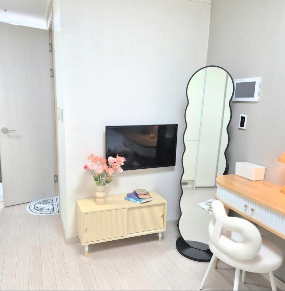 #6906 dorm bed in a triple station area in 강남 신논현역 Apartment in Seoul