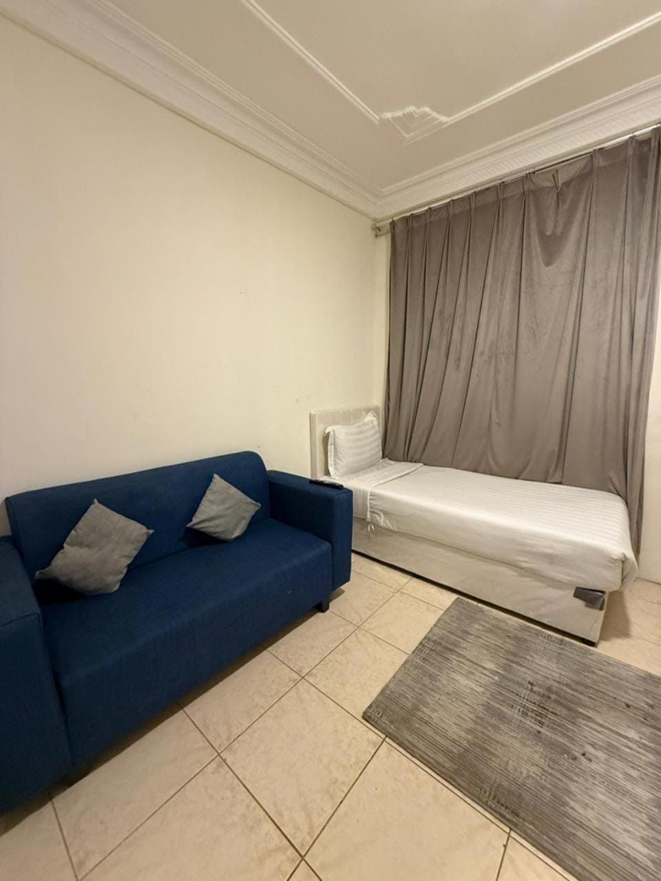 Bed, Living room, Photo of the whole room, Seating area, Bedroom