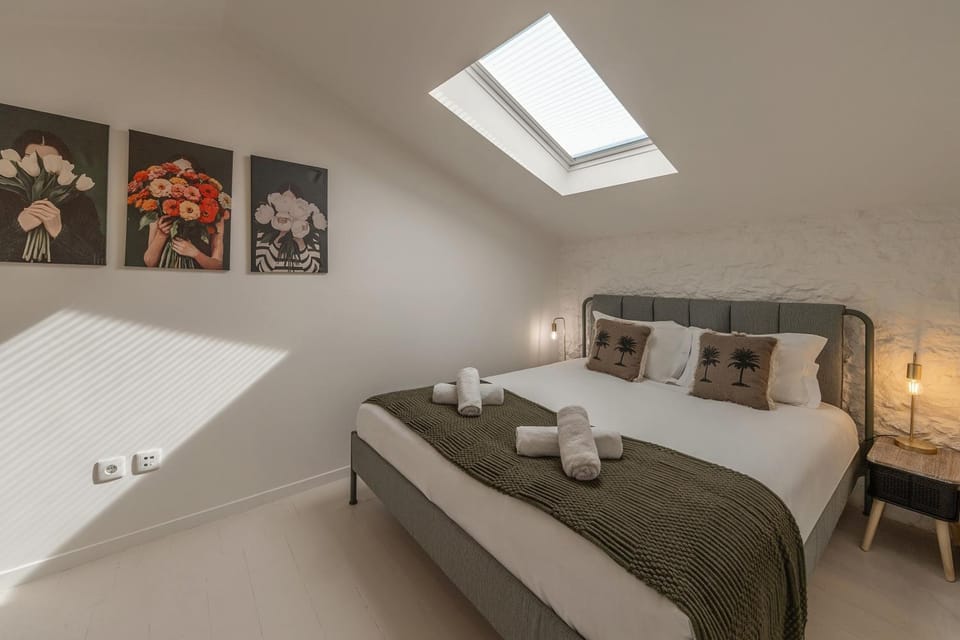 Bedroom, towels