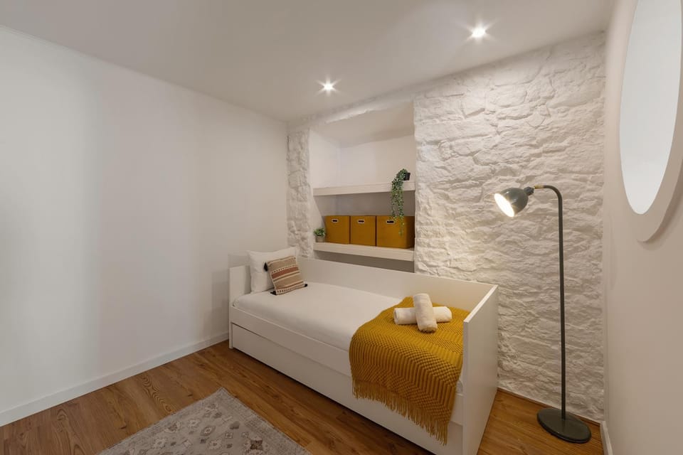 Bedroom, towels