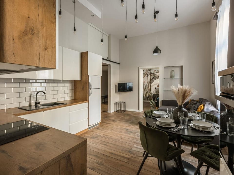 Kitchen or kitchenette, Dining area