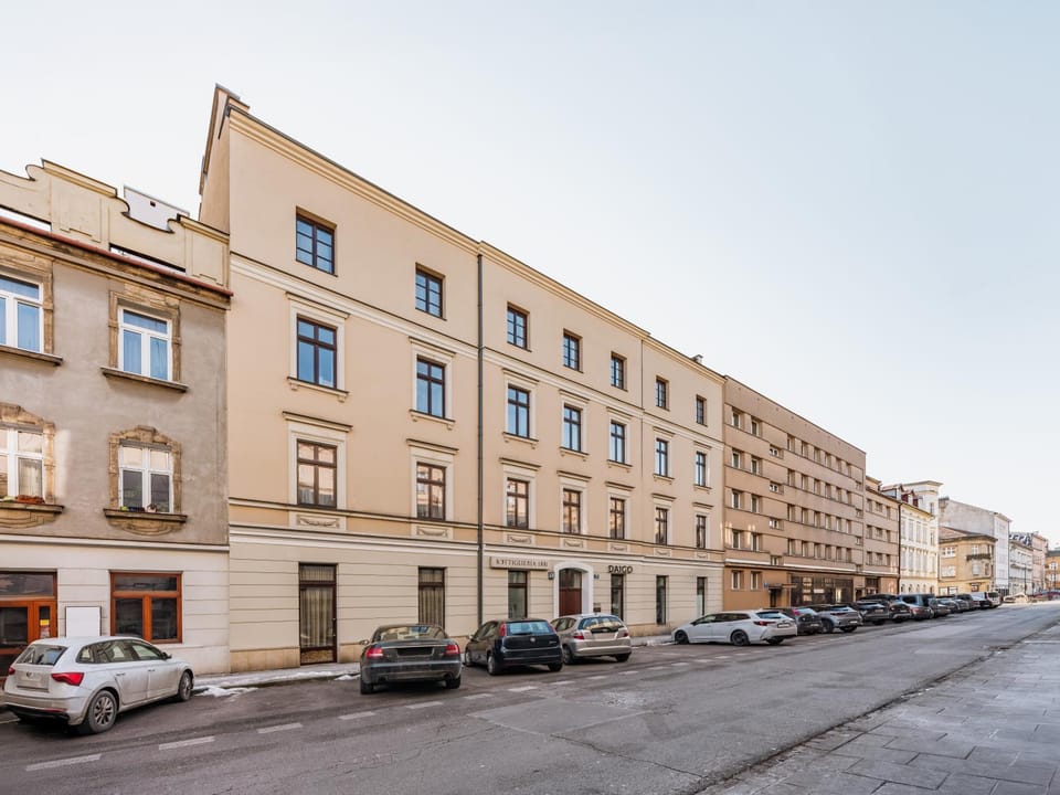 Property building, Day, Neighbourhood, Location