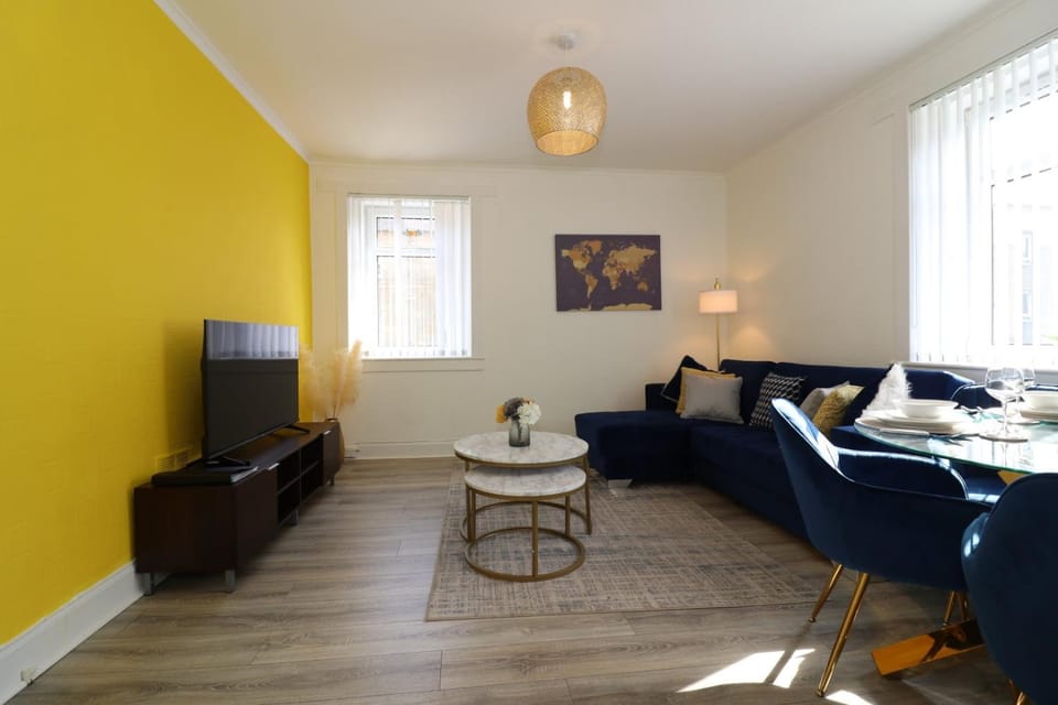 TV and multimedia, Living room, Photo of the whole room, Seating area, Dining area