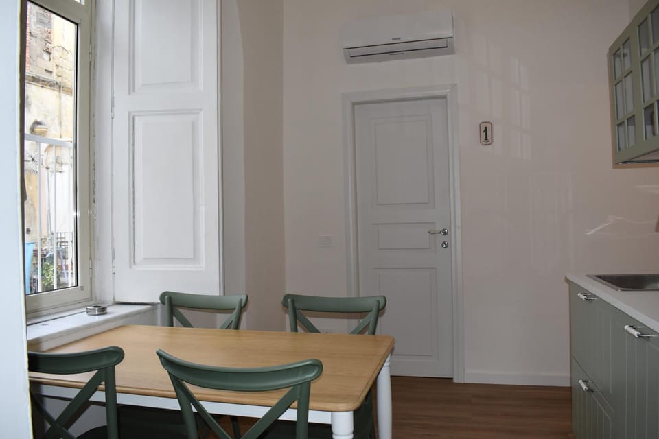 Kitchen or kitchenette, Dining area, air conditioner