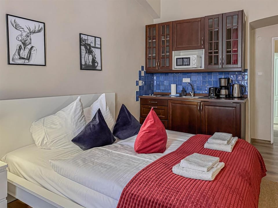 Bed, Kitchen or kitchenette, Bedroom