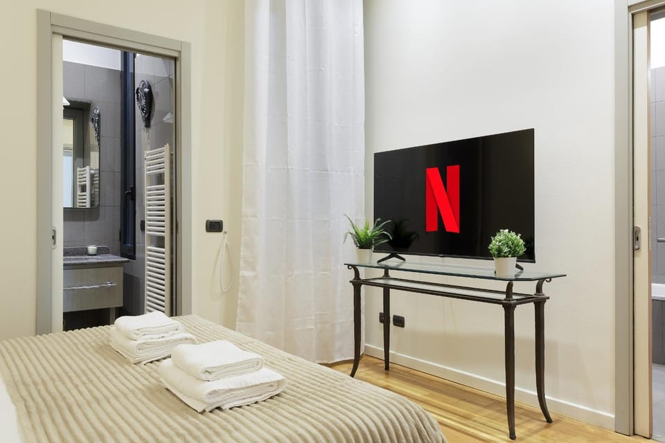 Bed, TV and multimedia, Evening entertainment, Bedroom, towels