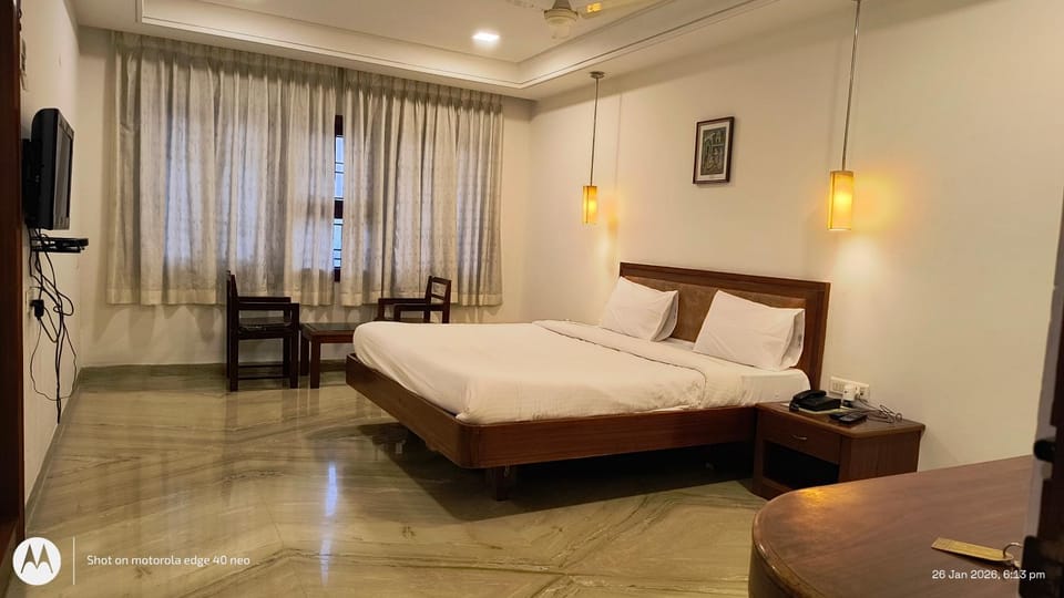 Bed, TV and multimedia, Bedroom, Entertainment