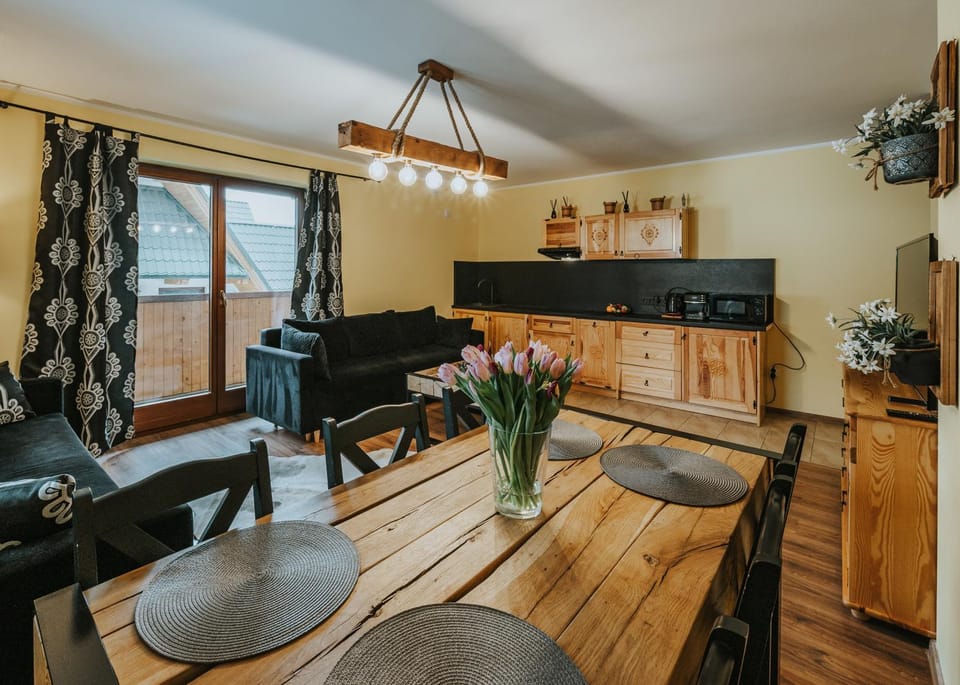 Kitchen or kitchenette, Living room, Seating area, Dining area