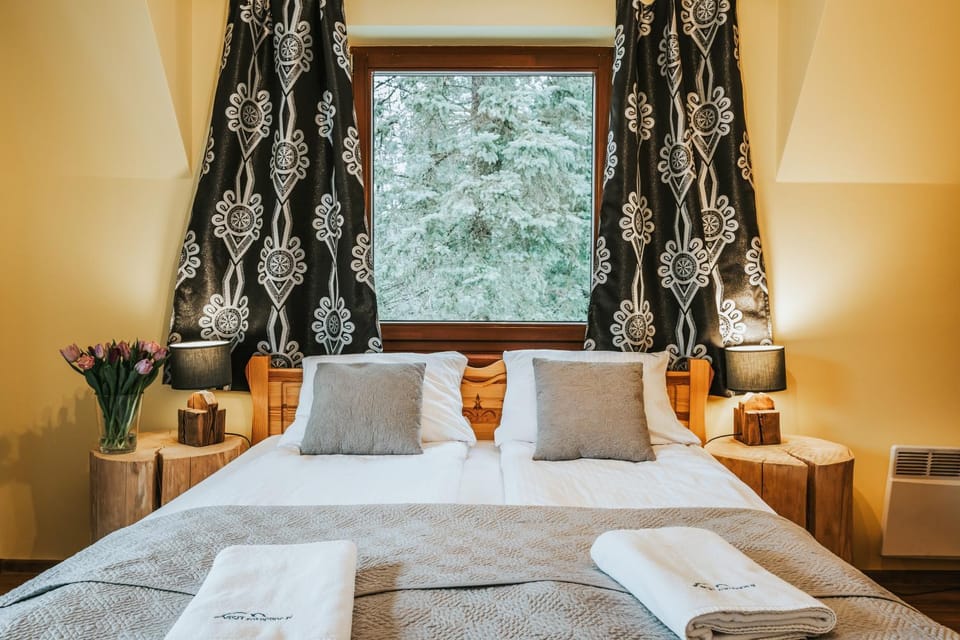Bed, Bedroom, towels