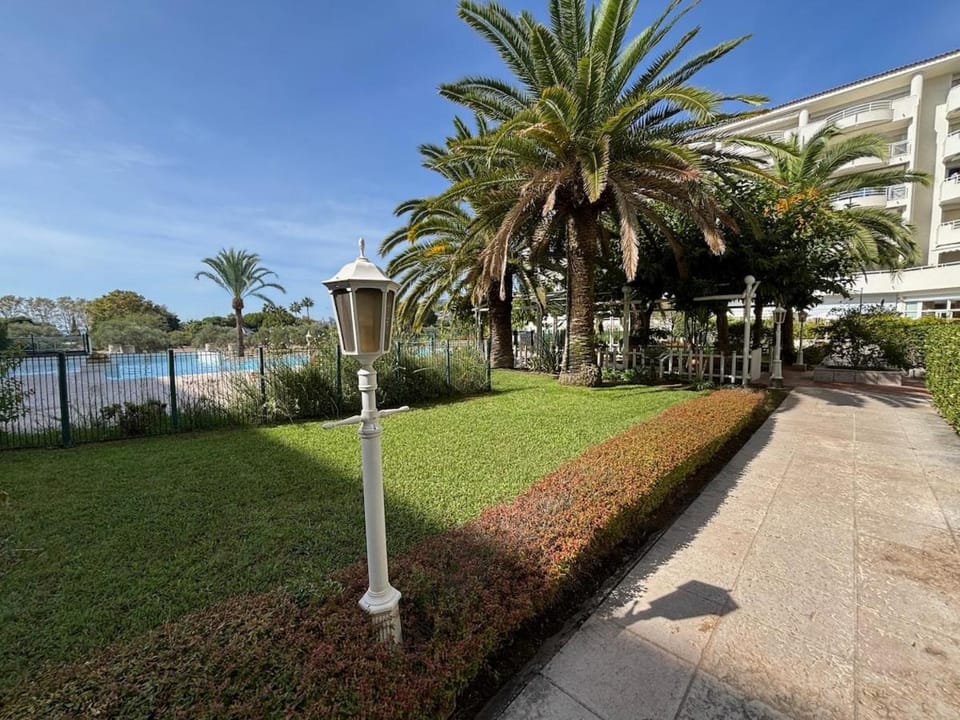 Dream vacation Apartment - Sea view, Pool, Park, 2 Min Walk to Beach, Parking Apartment in Antibes