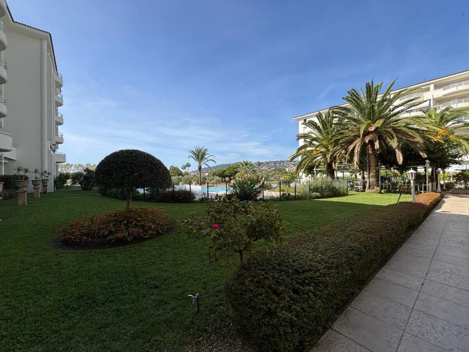 Dream vacation Apartment - Sea view, Pool, Park, 2 Min Walk to Beach, Parking Apartment in Antibes