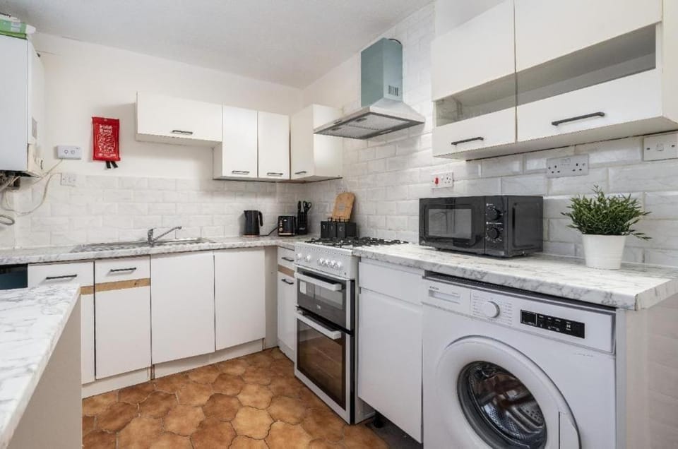 Coffee/tea facilities, microwave, oven, toaster, washing machine