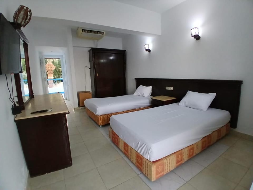 Property building, Restaurant/places to eat, Bed, TV and multimedia, Photo of the whole room, Bedroom, Swimming pool, Breakfast, air conditioner