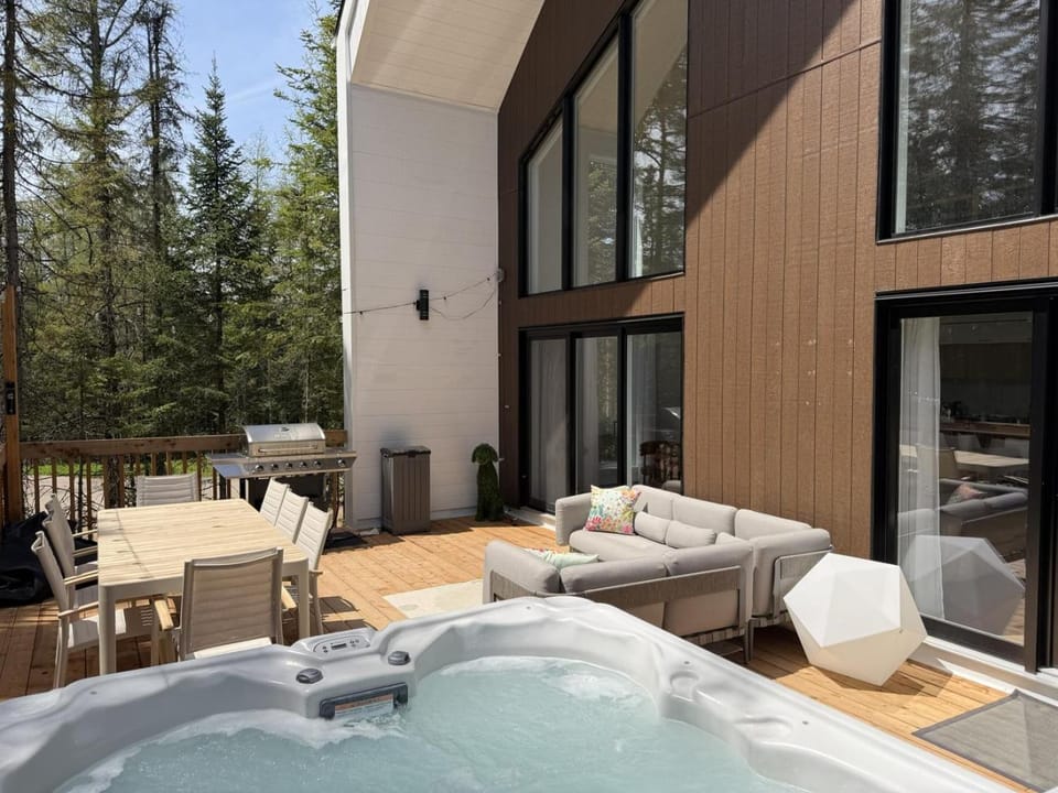 Luxury 4BR Chalet Hot Tub & Sauna Sleeps 12 Villa in Quebec