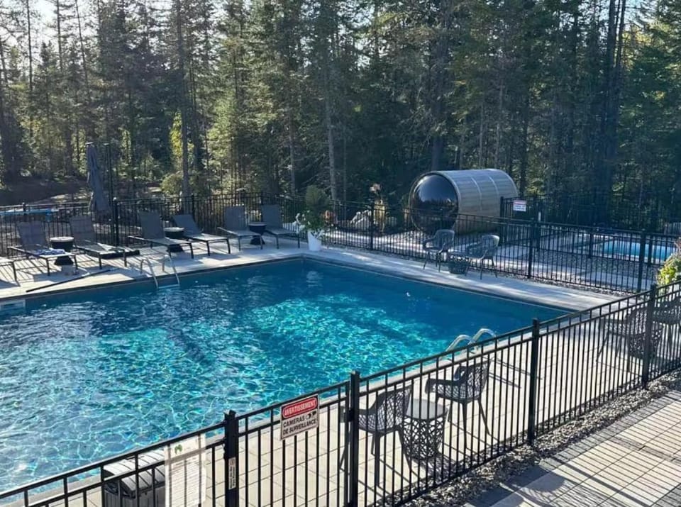 Luxury 4BR Chalet Hot Tub & Sauna Sleeps 12 Villa in Quebec