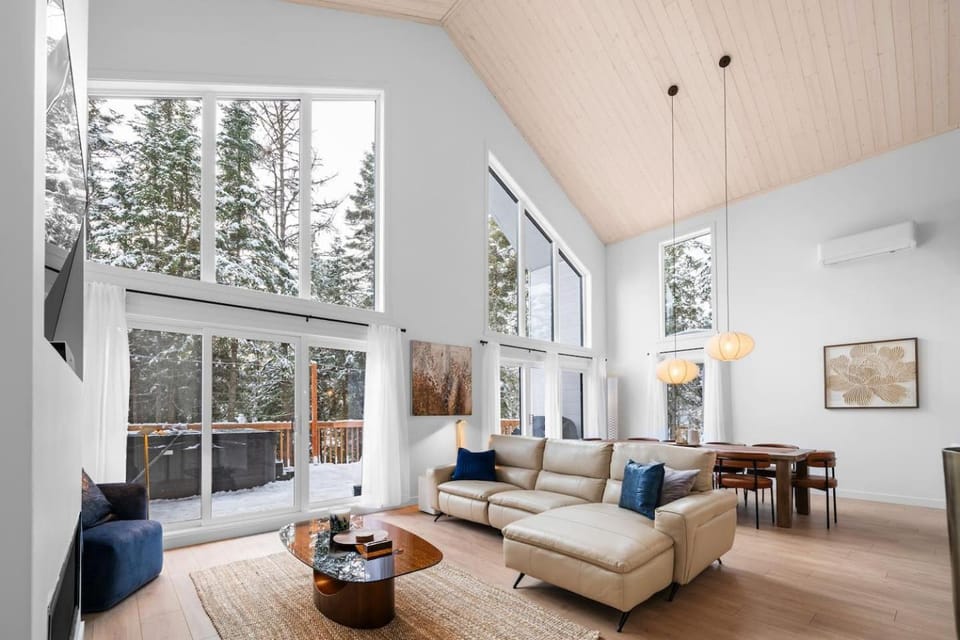 Luxury 4BR Chalet Hot Tub & Sauna Sleeps 12 Villa in Quebec