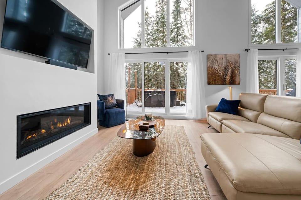 Luxury 4BR Chalet Hot Tub & Sauna Sleeps 12 Villa in Quebec