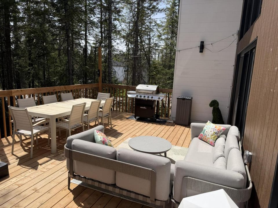 Luxury 4BR Chalet Hot Tub & Sauna Sleeps 12 Villa in Quebec