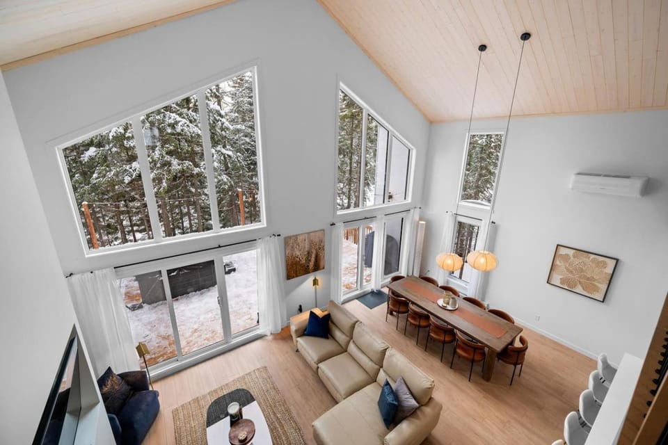 Luxury 4BR Chalet Hot Tub & Sauna Sleeps 12 Villa in Quebec