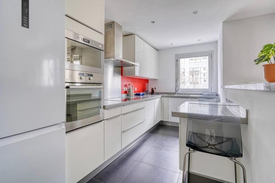 Spacious apartment near Bercy 2 Shopping Center with Balcony and Free Parking Apartment in Charenton-le-Pont