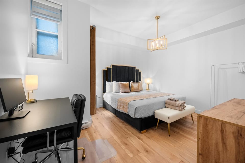 Spacious 1300sf Apt 2 Parking Spaces WiFi AC Apartment in Quebec City