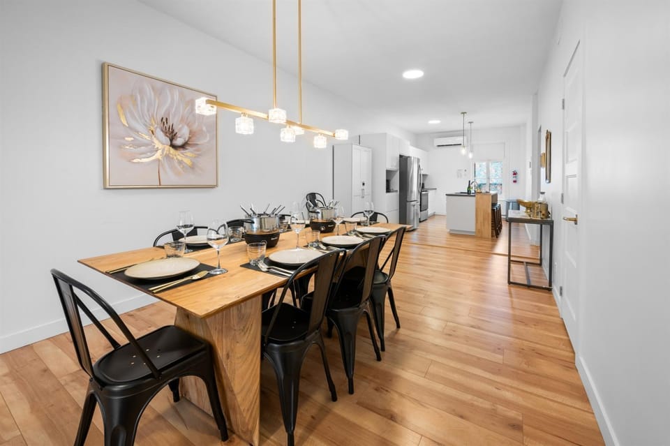 Spacious 1300sf Apt 2 Parking Spaces WiFi AC Apartment in Quebec City
