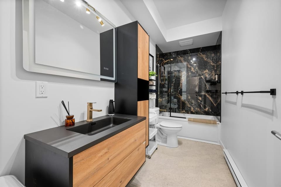 Spacious 1300sf Apt 2 Parking Spaces WiFi AC Apartment in Quebec City