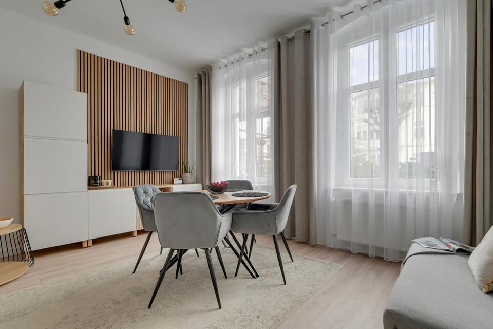 TV and multimedia, Living room, Seating area, Dining area