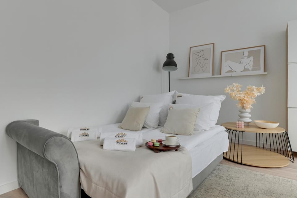 Bed, Living room, Photo of the whole room, Seating area, Bedroom, towels