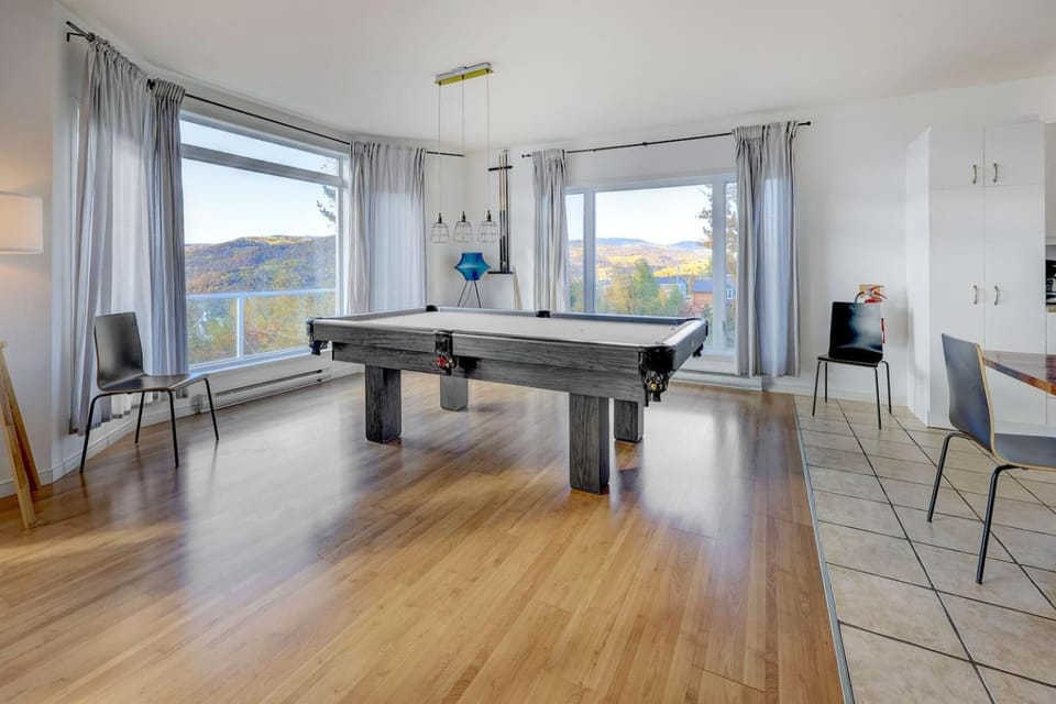 3BR2BA - Billiards, Spa, FP - Lower Unit Apartment in Baie-Saint-Paul