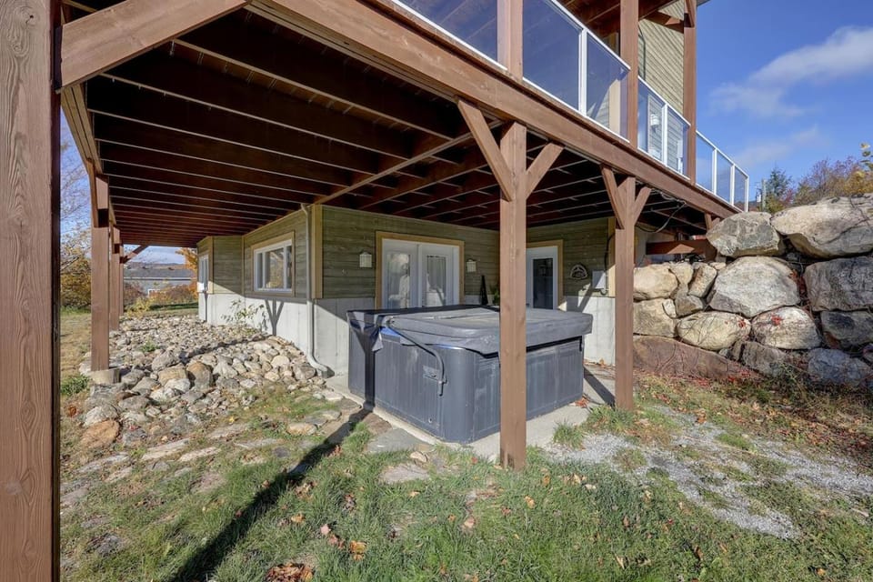 3BR2BA - Billiards, Spa, FP - Lower Unit Apartment in Baie-Saint-Paul