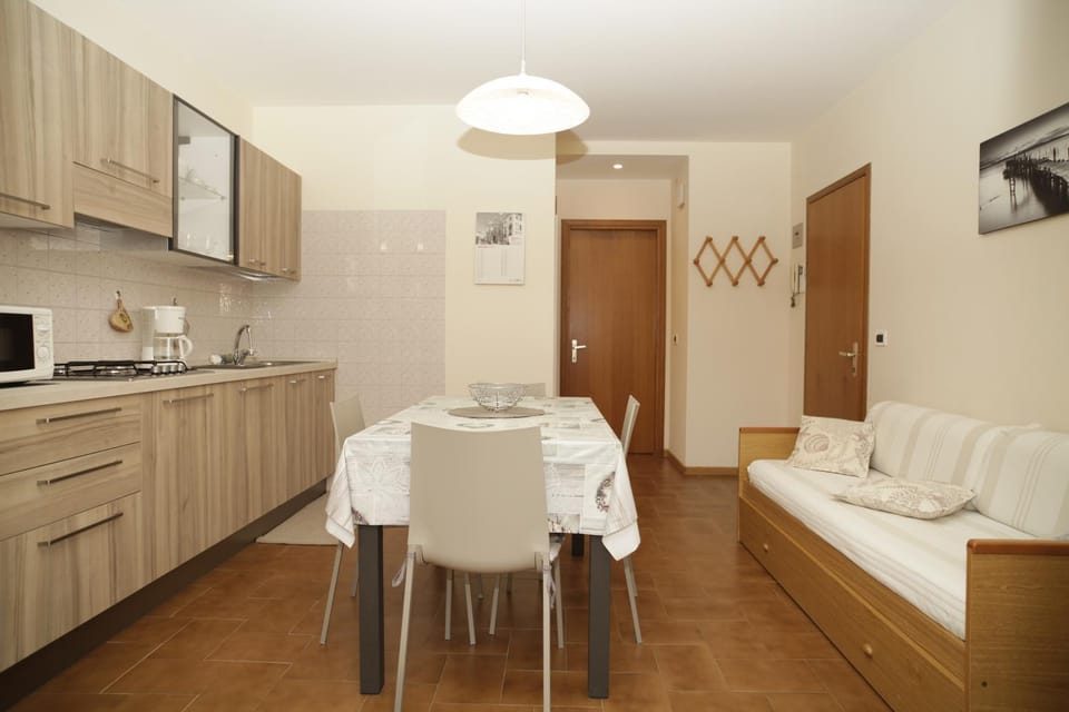 TV and multimedia, Kitchen or kitchenette, Living room, Dining area