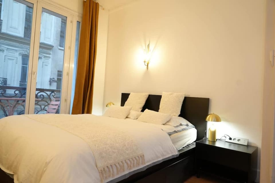 Elegant Vintage Apt with Balcony Opéra Madeleine Apartment in Paris