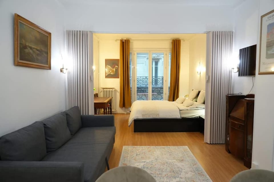 Elegant Vintage Apt with Balcony Opéra Madeleine Apartment in Paris