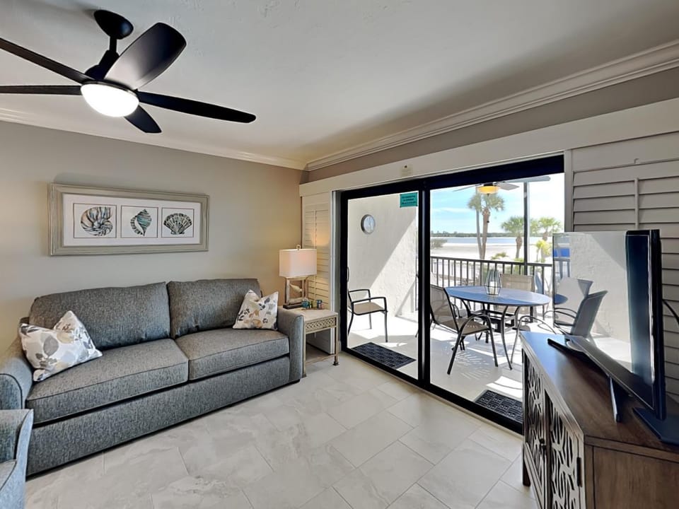 Day, TV and multimedia, Balcony/Terrace, Living room, Seating area, furniture