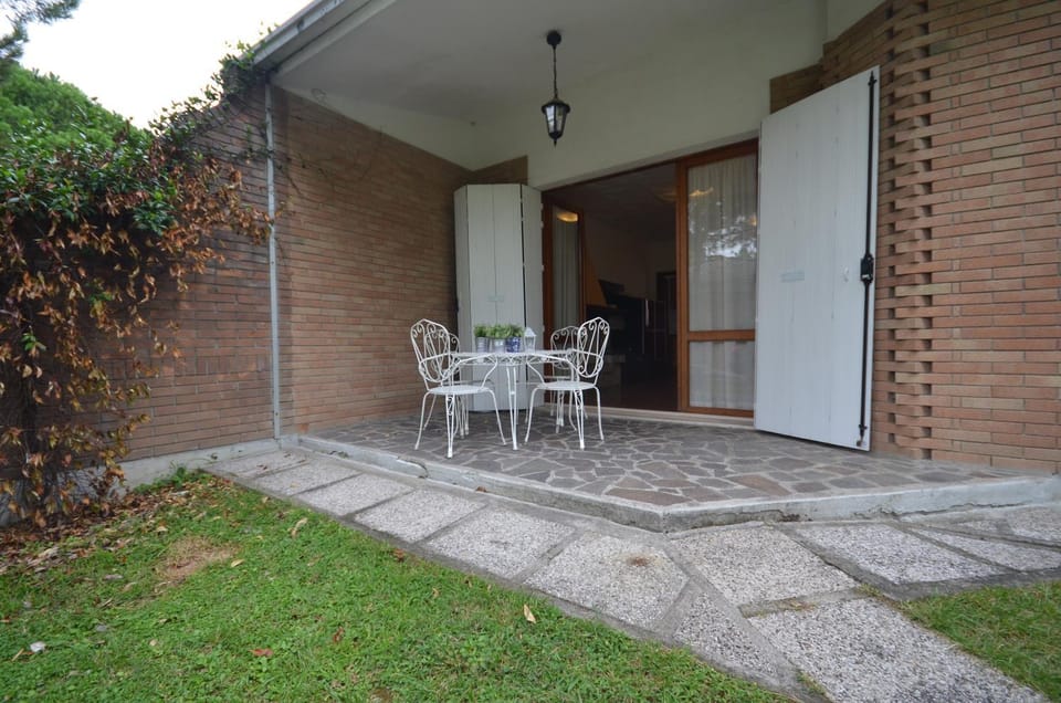 Property building, Patio, Garden, Dining area, Garden view