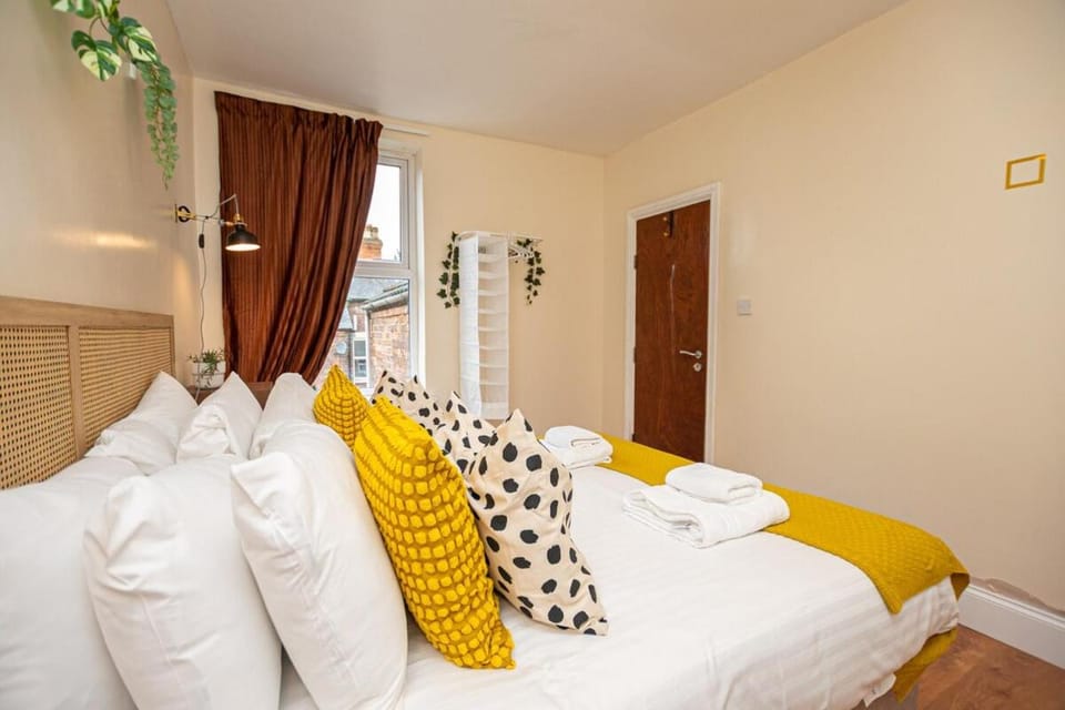 Group-Friendly 4-Bedroom House Near Nottingham Arboretum & Castle Apartment in Nottingham