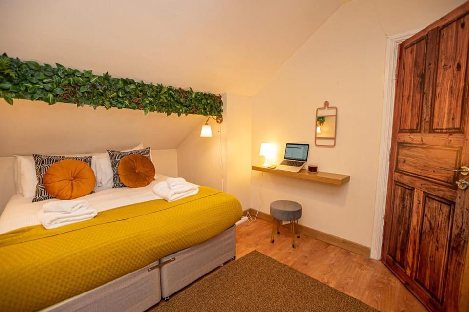 Group-Friendly 4-Bedroom House Near Nottingham Arboretum & Castle Apartment in Nottingham