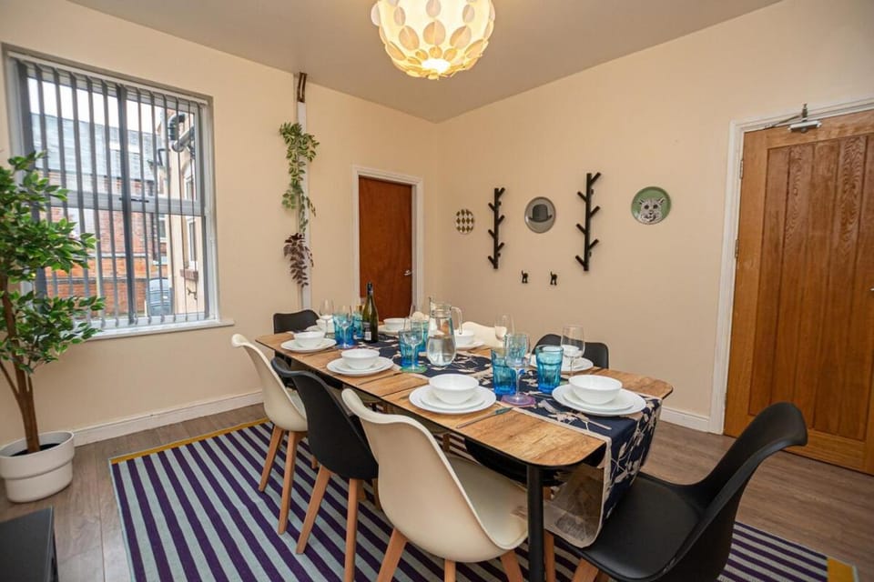 Group-Friendly 4-Bedroom House Near Nottingham Arboretum & Castle Apartment in Nottingham