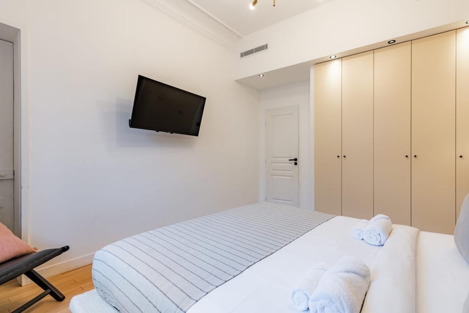 Bed, TV and multimedia, Bedroom, wardrobe