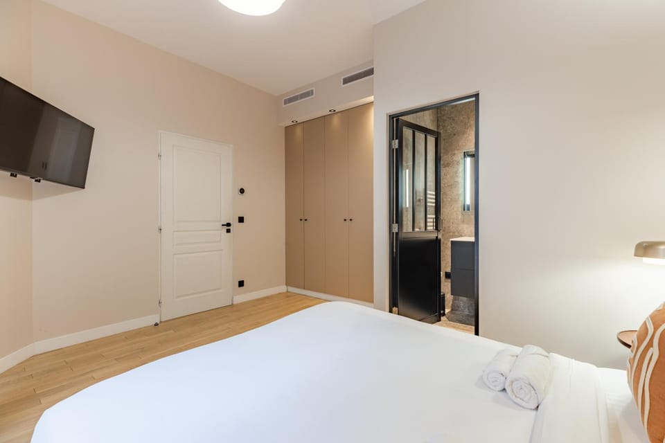 Bed, TV and multimedia, Bedroom, wardrobe