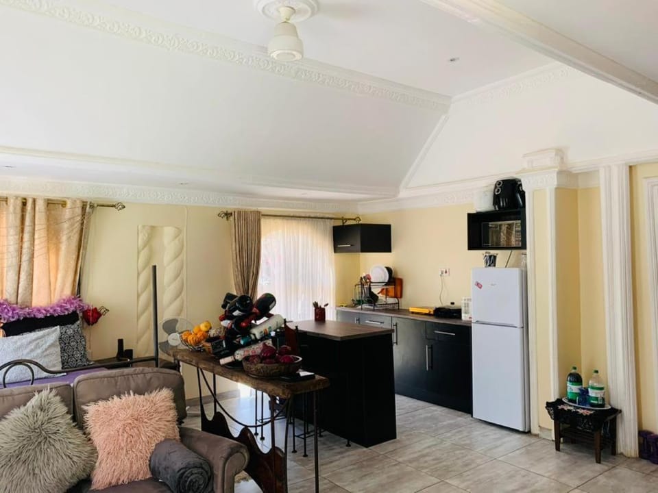 Sunny Yellow Chalet Apartment in Harare