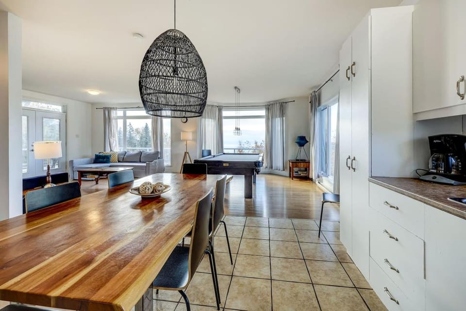 Panoramic view 5 bdrm-3 bath-Spa, FP, billiard - WOW ! Chalet in Baie-Saint-Paul