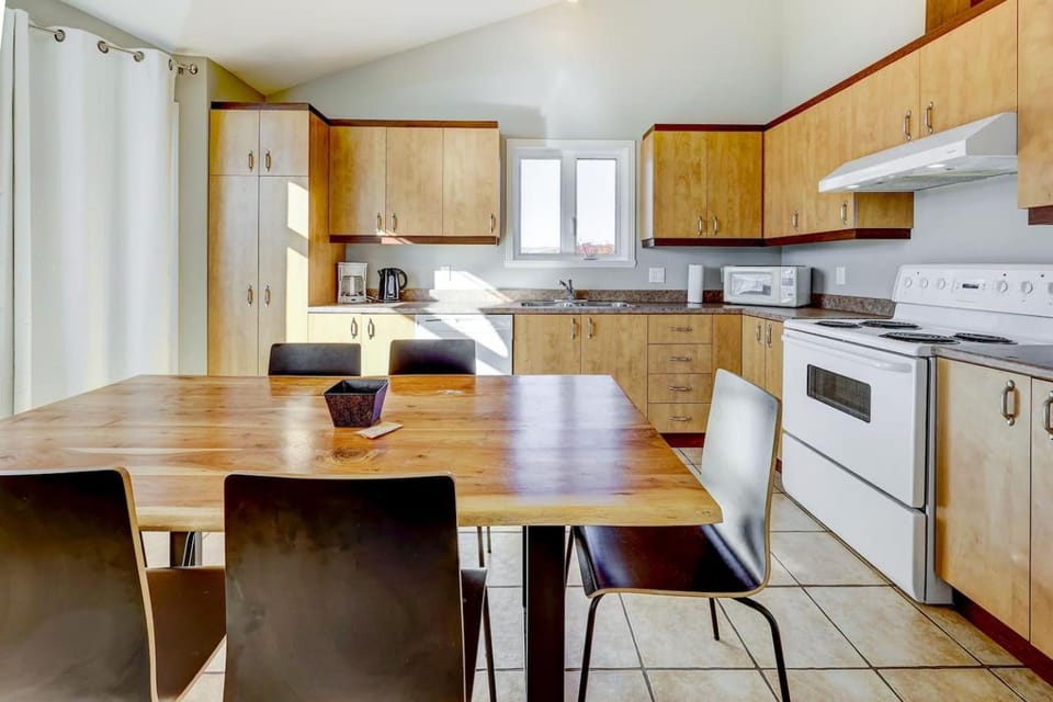 Panoramic view 5 bdrm-3 bath-Spa, FP, billiard - WOW ! Chalet in Baie-Saint-Paul