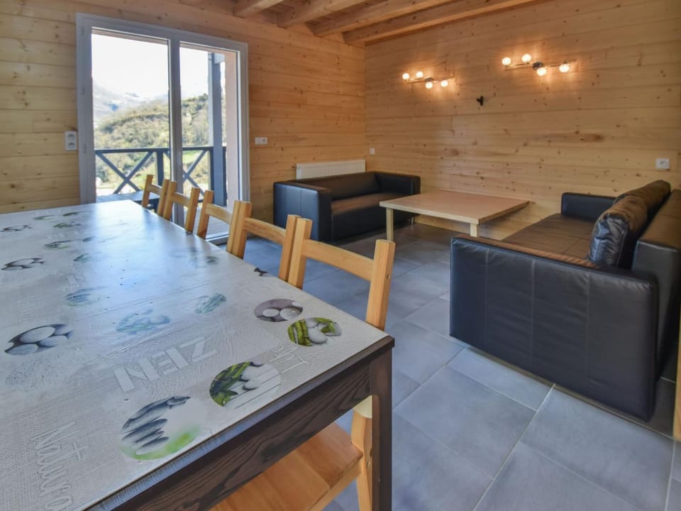 Holiday Home Chalet Viscos 3 Schlafzimmer 2 Badezimmer by Interhome House in Luz-Saint-Sauveur