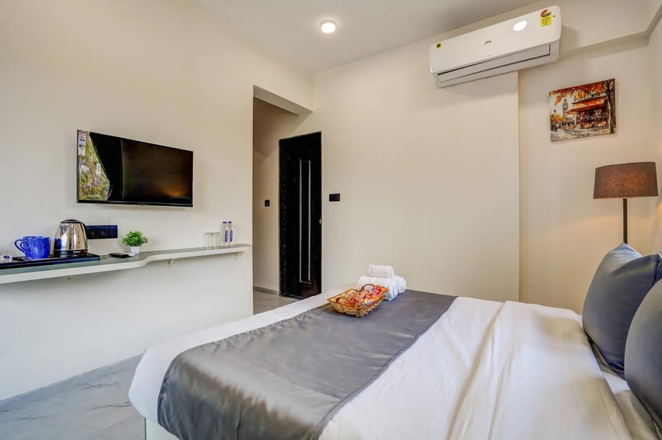 Bed, TV and multimedia, air conditioner