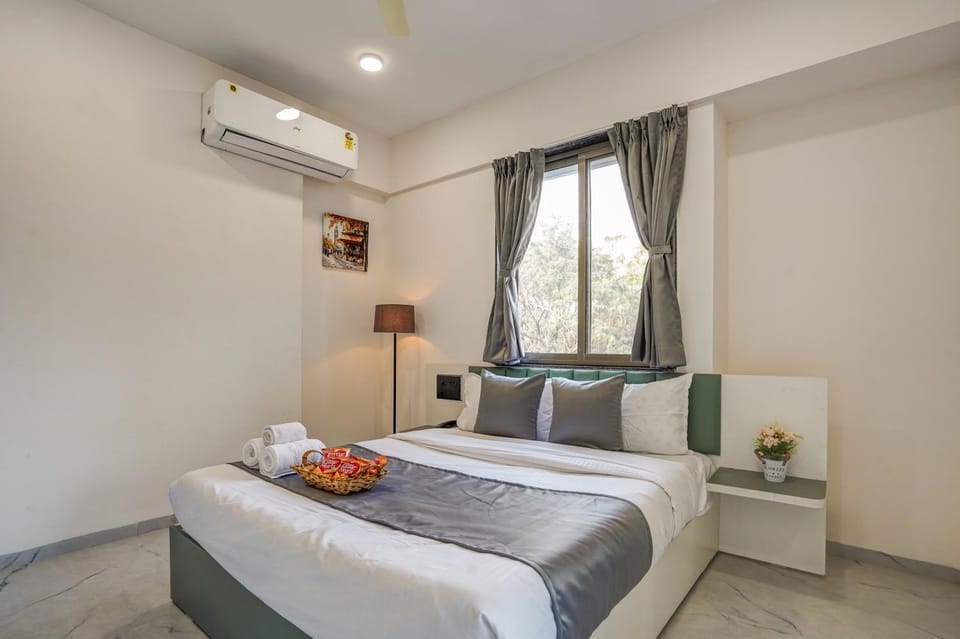 Bed, Photo of the whole room, towels, air conditioner